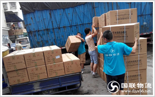 长沙货运公司国联物流员工搬货场景图1 长沙货运公司国联物流员工搬货场景图1
