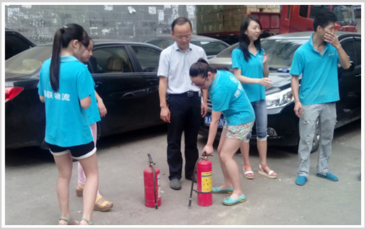 国联伙伴在刘总的指导下操作干粉灭火器 国联伙伴在刘总的指导下操作干粉灭火器